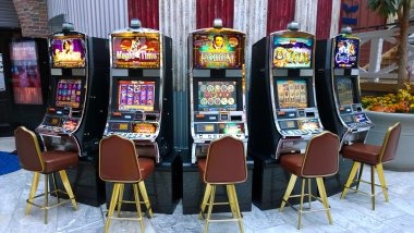 Evolution Gaming live blackjack table with dealer and cards